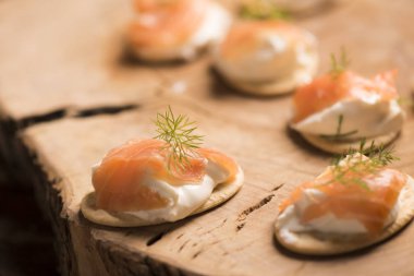 Füme somon ve yumuşak peynir kanepeler meze 