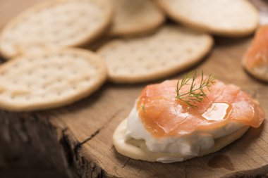 Füme somon ve yumuşak peynir kanepeler meze 