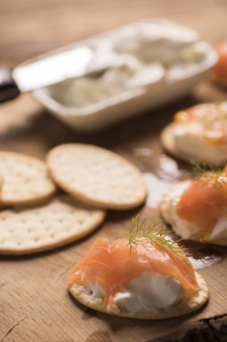 Füme somon ve yumuşak peynir kanepeler meze 