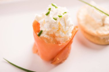 Füme somon ve yumuşak peynir kanepeler meze 