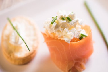 Füme somon ve yumuşak peynir kanepeler meze 