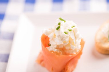 Füme somon ve yumuşak peynir kanepeler meze 