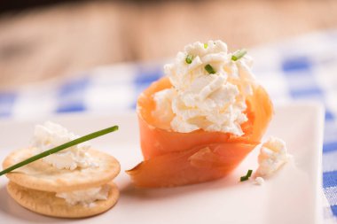 Füme somon ve yumuşak peynir kanepeler meze 