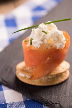 Füme somon ve yumuşak peynir kanepeler meze 