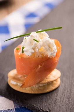 Füme somon ve yumuşak peynir kanepeler meze 