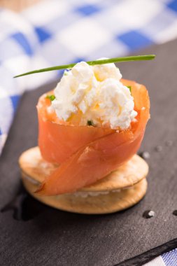 Füme somon ve yumuşak peynir kanepeler meze 