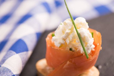 Füme somon ve yumuşak peynir kanepeler meze 