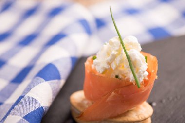 Füme somon ve yumuşak peynir kanepeler meze 