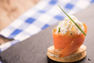 Füme somon ve yumuşak peynir kanepeler meze 