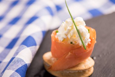 Füme somon ve yumuşak peynir kanepeler meze 