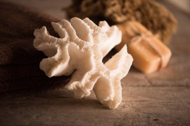 Ahşap bir masa ayarda spa bileşimi