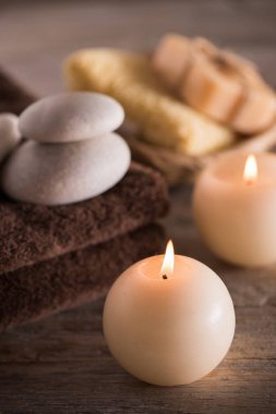 Ahşap bir masa ayarda spa bileşimi