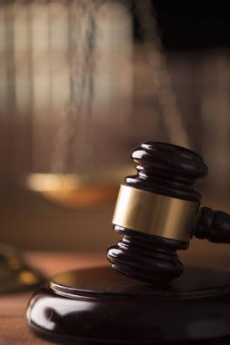 Hukuk ölçekler ve tahta tokmak