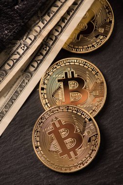 M-cüzdan ve banknot arka plan ile altın bitcoin. Kripto curre