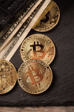 M-cüzdan ve banknot arka plan ile altın bitcoin. Kripto curre