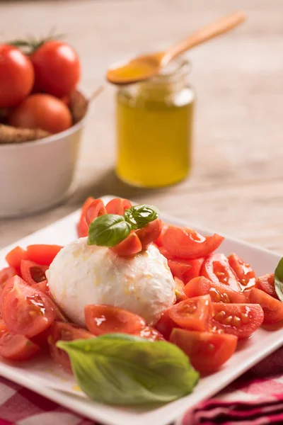 Caprese Salade. Salade de fromage Mozzarella avec tomate et basilic — Photo