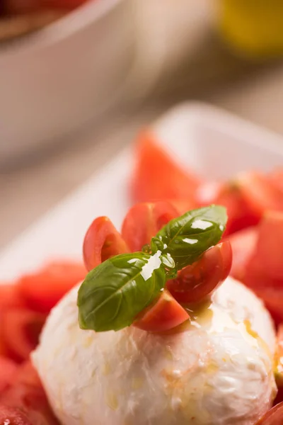 Caprese Salade. Salade de fromage Mozzarella avec tomate et basilic — Photo