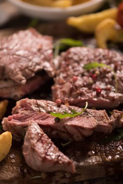 ahşap tahta üzerinde otlar ile ızgara et