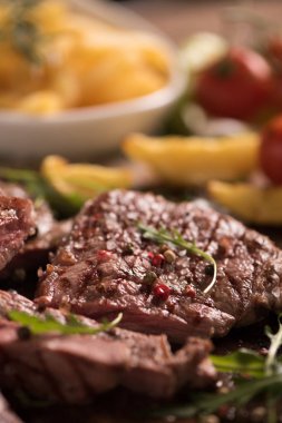 ahşap tahta üzerinde otlar ile ızgara et