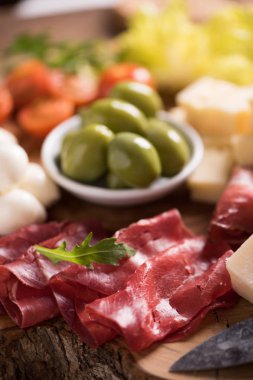 Çeşitli deli et ve peynir, ahşap kesme b bir tabak