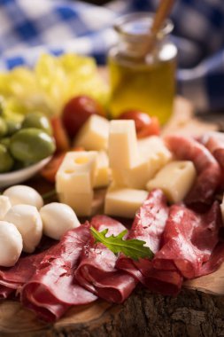 Çeşitli deli et ve peynir, ahşap kesme b bir tabak