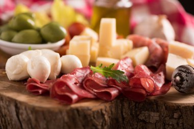 Çeşitli deli et ve peynir, ahşap kesme b bir tabak