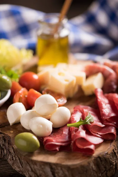 Çeşitli deli et ve peynir, ahşap kesme b bir tabak
