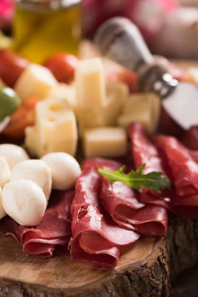 Асорті смачне м'ясо і тарілка з сиром, на дерев'яному різанні b — стокове фото