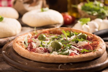 Ahşap masa üzerinde roket salata ile İtalyan Pizza