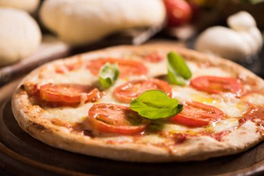 Erimiş altın peynir ile tepesinde domates ile İtalyan pizza ot