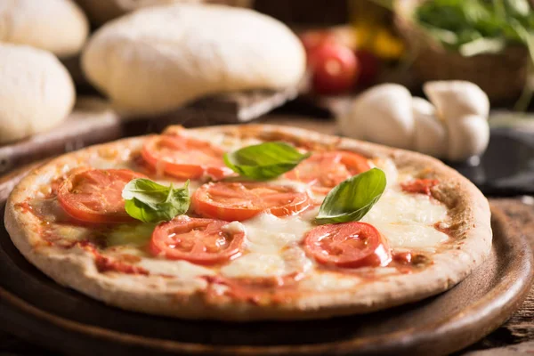 Італійська піца з томатним увінчаний розплавлений сир Золотий, трава — стокове фото