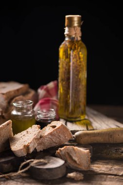 Ekmek zeytin yağı ve balsamik sirke sos ile
