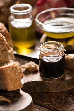 Ekmek zeytin yağı ve balsamik sirke sos ile