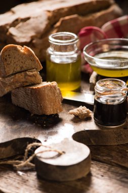 Ekmek zeytin yağı ve balsamik sirke sos ile