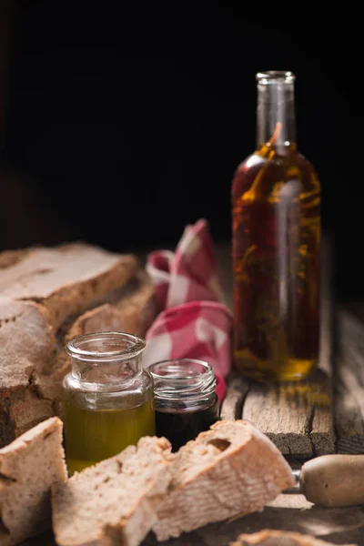Pan con aceite de oliva y salsa de vinagre balsámico — Foto de Stock
