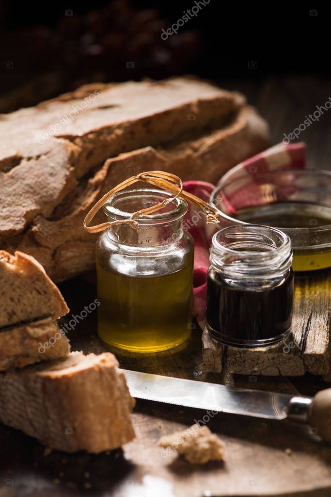 Pan con aceite de oliva y salsa de vinagre balsámico 2023