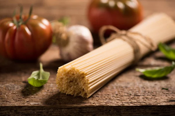 Spaghetti et tomates aux fines herbes — Stok fotoğraf