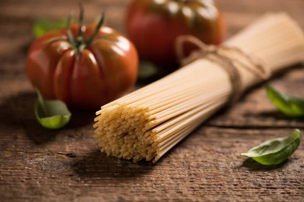 Spaghetti et tomates aux fines herbes — Stok fotoğraf