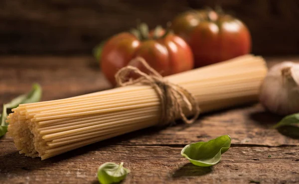 Spaghetti et tomates aux fines herbes — Stok fotoğraf