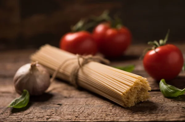 Špagety a rajčat s bylinkami — Stock fotografie