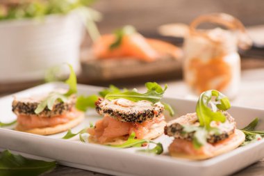 füme somon ve krem peynirli kanepeler