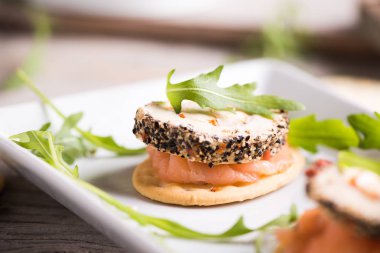 füme somon ve krem peynirli kanepeler