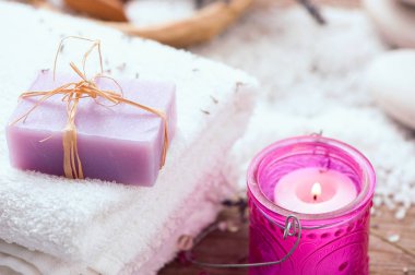 Lavanta el yapımı Sabun barlar, candel ahşap arka plan üzerinde