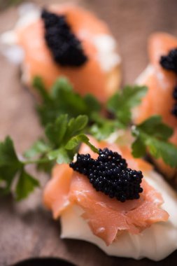 Füme somon ve havyarlı kanepeler.