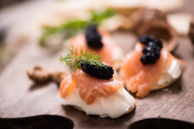 Füme somon ve havyarlı kanepeler.