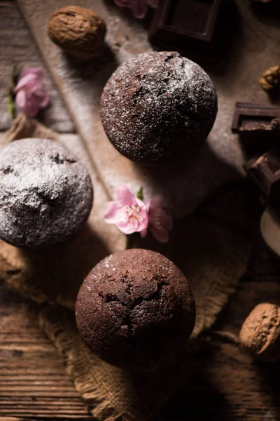 Chocolade muffin en nut muffin, zelfgemaakte bakkerij op houten backg — Stockfoto