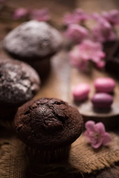 Chocolade muffin en nut muffin, zelfgemaakte bakkerij op houten backg — Stockfoto