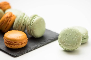 Lezzetli tatlı macarons. Beyaz masada macaroons.