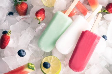 Ev yapımı dondurmayı buz ve meyve, üstten görünüm