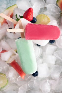 Ev yapımı dondurmayı buz ve meyve, üstten görünüm